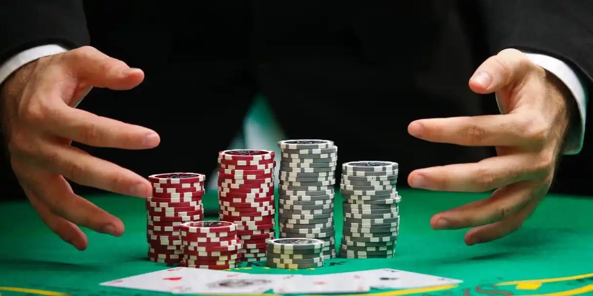 Tampilan layar smartphone dengan sportsbook dan permainan casino di semgtoto